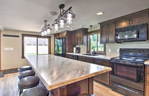 Lakefront Retreat with Dock and Game Room and Deck - Foto 16