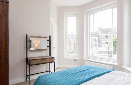 Beautiful 2 bed terrace flat close to Greenwich - Pass the Keys - Photo 5