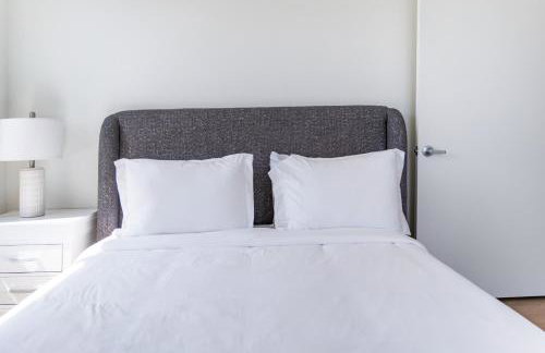Luxury 2 Bedroom Residence With Fitness and Outdoor Pool - Photo 4