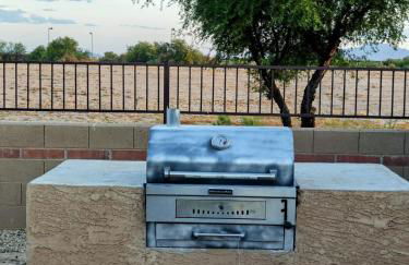 Tropical Desert Oasis Phoenix 5BR 3Bath with Outdoor Tiki Bar & BBQ - Photo 30