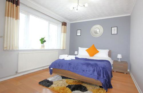 Cheerful 3 Bedroom 2 Bathroom Bungalow by CozyNest - Photo 11