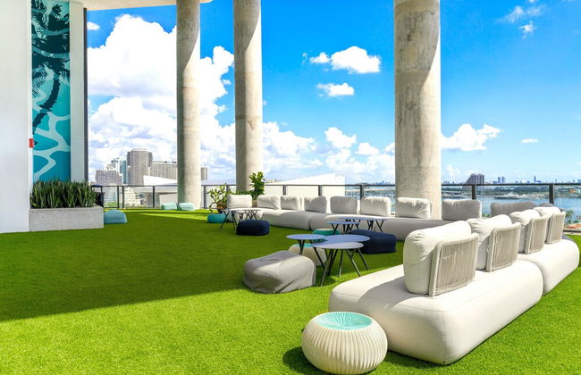 Apt with Stunning View at Downtown Miami - Photo 49