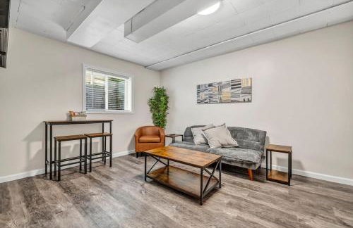 NEW Renovated Near CLE - King Bed, Metropark & Firepit - Foto 1