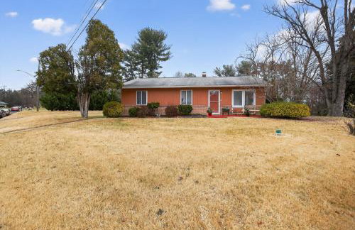 Stylish Hot Tub Retreat with Ping Pong home - Foto 22