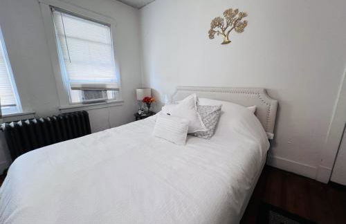 Charming 3 Bedroom Cottage Apartment in a Tudor-Style Home - Foto 15