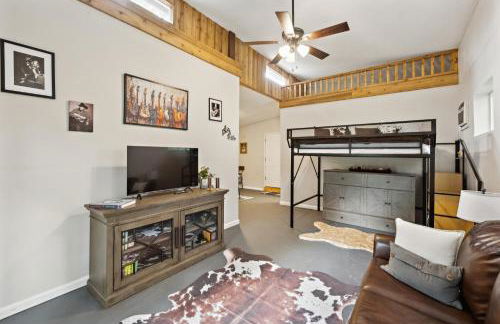 Hill Country Getaway Near San Marcos River home - Photo 14