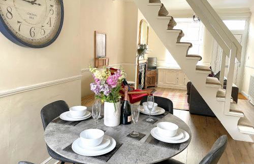 The Racecourse - Quaint Victorian Home With Free Parking - Foto 19