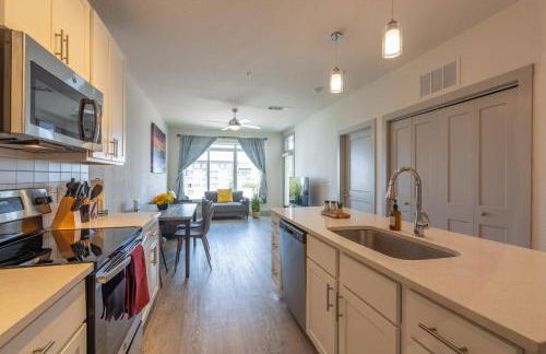 Top Floor City Views! King Bed Pool Gym Free Parking - Foto 1