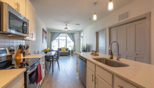 Top Floor City Views! King Bed Pool Gym Free Parking - Foto 1