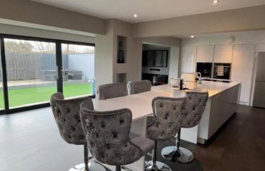 Large Modern Family Home in Murrayfield - Very close to City Centre - 10 mins by Direct Bus - Private Driveway & Garden - Foto 1