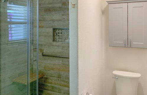 StayShores Chic Retreat – Pool HotTubSweet Sleep - Photo 18