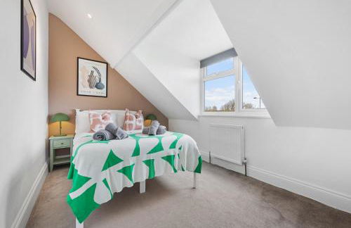 LONG TERM STAY SPECIAL OFFER AVAILABLE! 5-Bedroom Spacious, Stunning Design, Sociable Areas & Cosy House Near South Downs Park, Sleeps 11 with GAMES Room, PRIVATE PARKING and GARDEN - by Blue Puffin Stays - Foto 46