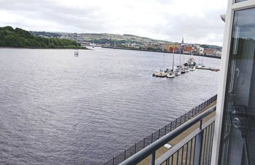 penthouse on the river foyle. foyleview apartments - Foto 16