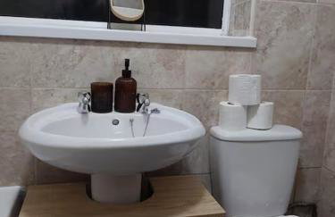 Luxurious Three-Bedroom Family Home with Free Parking - Foto 11