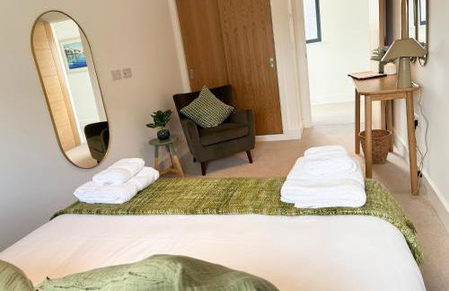 Still Waters - Luxury Lakeside Retreat with Hot Tub - Photo 77