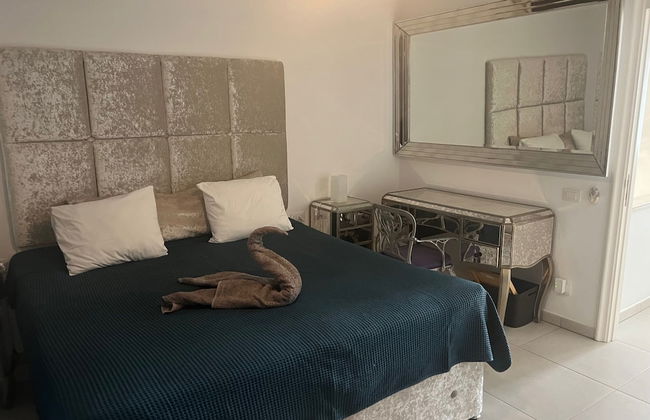 Luxury 4 bedroom villa with jacuzzi - Photo 22