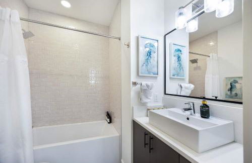 Ocean-Inspired 3B Modern Retreat w Kids Room - Foto 38