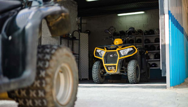 Deux quads en stationnement