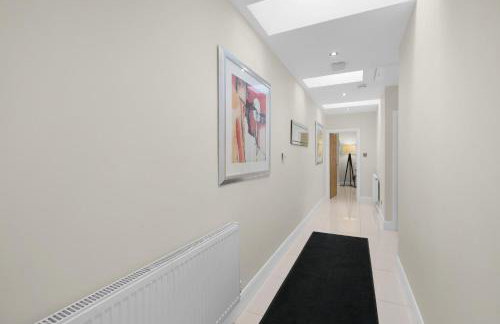 Modern Comfort 2-Bedroom, 2-Bathroom House - Photo 20