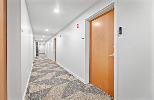 Cozy 2BR Getaway, King Bed, Free Parking - Foto 8