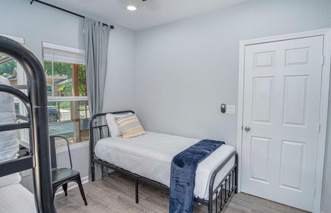 Newly Remodeled 4BR 2BA Near Amazing Downtown - Photo 20