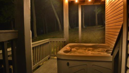 In The Woods - 5 BR Chalet with Game Room, Fire Table and Hot Tub - Foto 2
