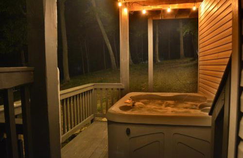 In The Woods - 5 BR Chalet with Game Room, Fire Table and Hot Tub - Foto 2