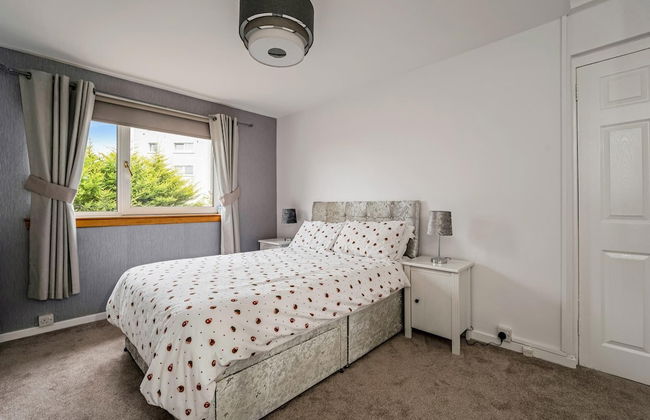 Centrally Situated 1 Bedroom House in Cumbernauld - Photo 2