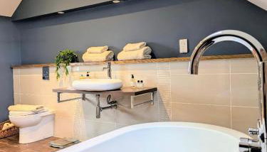 Coastal Whisper Sleeps 10 with Parking - Foto 5