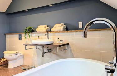 Coastal Whisper Sleeps 10 with Parking - Foto 5