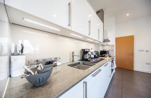 Stylish 2 bed Flat in London with River Thames views Access to boat rides into London-Near O2 Arena and Excel, Fast Wi-Fi, Free Parking, Excellent links Elizabeth and Southeastern Train Line - Foto 35