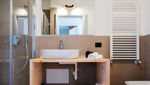 Costa Blu-Pool and Terrace with Lake View - Foto 4, towels, Shower