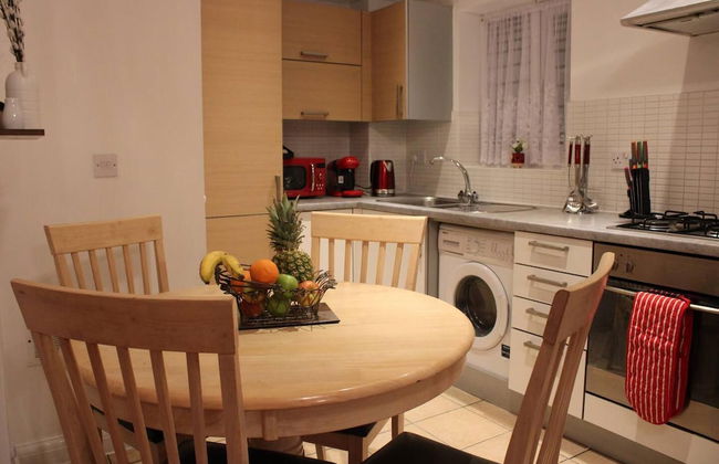 Apartment - Sleeps 2 - Parking - Station Close - Photo 11