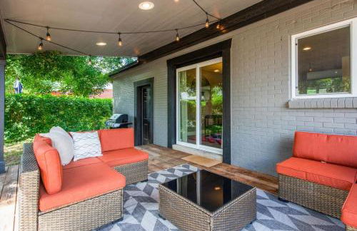 Mid-Mod Marvel Central Game RmWet Bar Patio - Foto 22