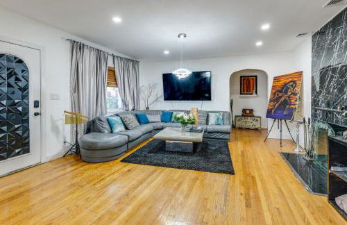 8 Mi to Jones Beach State Park! Cozy Home with Porch - Foto 6