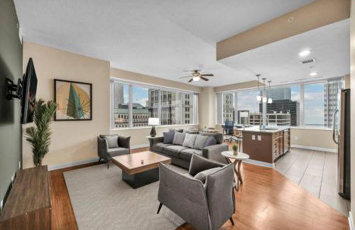 Luxury High-Rise w/ City View | Paid Parking | Gym - Photo 37