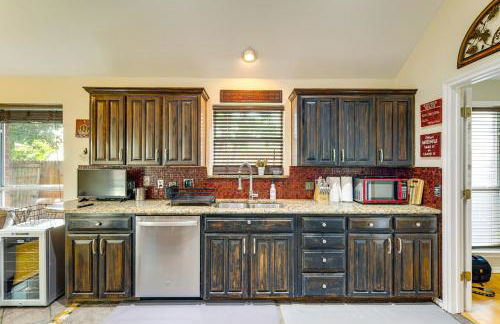 DFW Fun Awaits Family Home in Crowley! - Foto 12