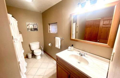 Spacious King Bed Suite at Antique Store - Foto 17