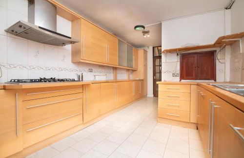 Spacious 6BR Family & Group Home Garden & Parking Sleeps 10 - Foto 16