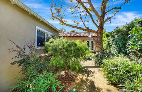 Charming 2BR 2BA Los Angeles Home with Character - Foto 27