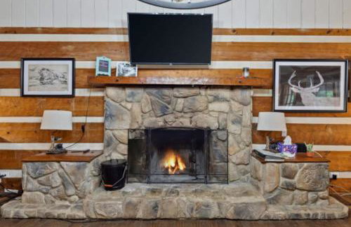 Riverfront Log Cabin Hot Tub, Mtn Views & Hottub - Foto 11