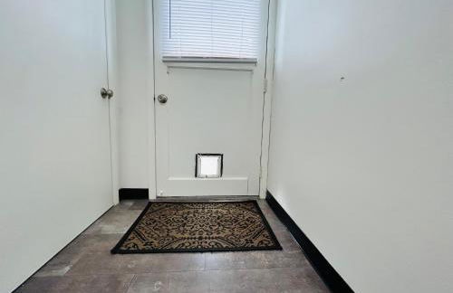 Little Blue Bungalow on Boise's Bench, Pet Friendly, Fully Fenced yard with doggie door! 2 miles from BSU, 5 minutes from Downtown Boise, Desk and workstation for remote workers, 2 TV's large walk-in closet, Good for mid-term stays - Foto 31