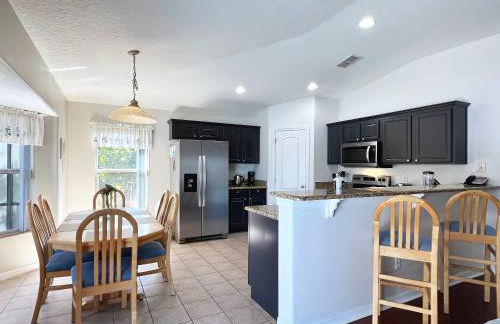 Lovely Lakeside 4-Bed Pool Home at Villa Sol-3125 - Foto 13