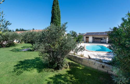 Villa l'ESTEL charme provençal, 15 pers, piscine privée & aire de jeux, au coeur du triange Arles-Avignon-Nîmes - Foto 9