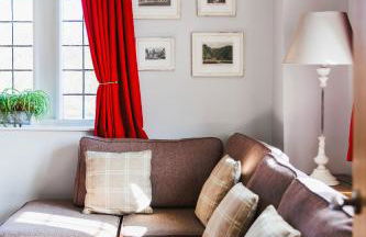 The Old Abbey Farmhouse - Stay at Quarr Abbey Monastery - Pet-Friendly Farmhouse with History & Countryside Views, surrounded by woodland & nature - Photo 18