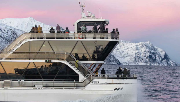 Navegando por las aguas árticas de Noruega