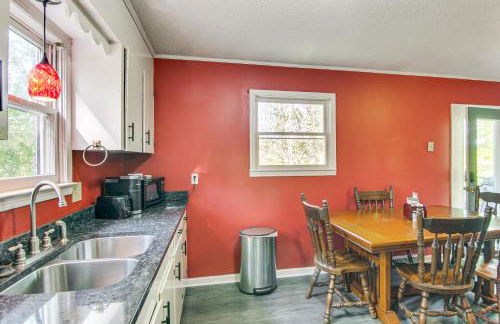 1 Mi to Pisgah Natl Forest Wooded Haven with Deck - Foto 8