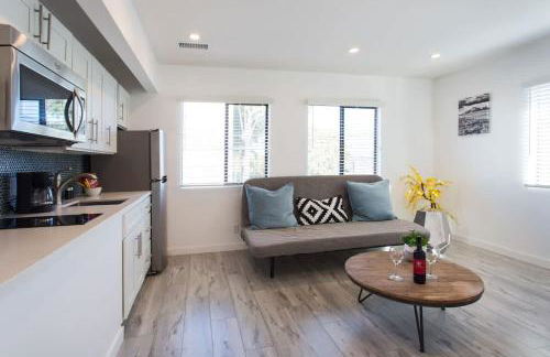 Sunny 1 Bedroom in the Heart of Venice Beach - #3 - Photo 2