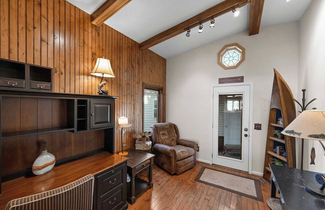 Bear Creek Lodge by Avantstay Lakefront + Dock - Photo 12