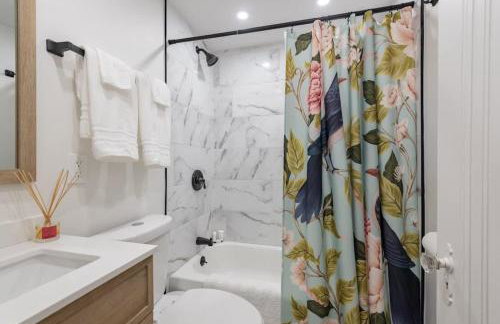 Hot Tub - Game Room - Chic & Spacious - Sleeps 10 - Foto 23